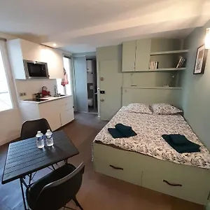 Studio Equipe Metro Abbesses A Montmartre , Paris Frankreich